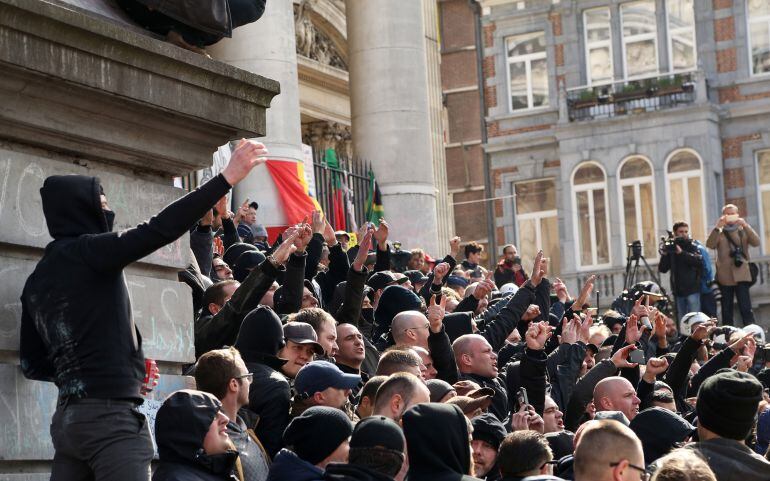 Los ultras, en la escalinata de la Bolsa de Bruselas