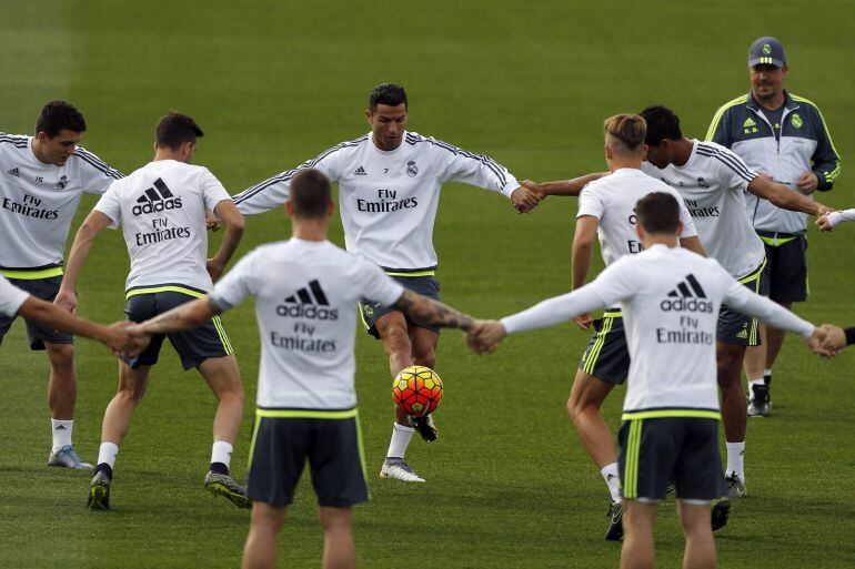 Varios jugadores del Real Madrid hacen un rondo durante un entrenamiento del equipo blanco