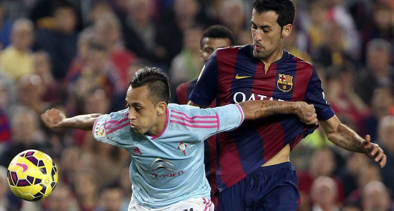 El centrocampista del Barcelona disputa un balón con el centrocampista chileno del Celta de Vigo Fabián Orellana.