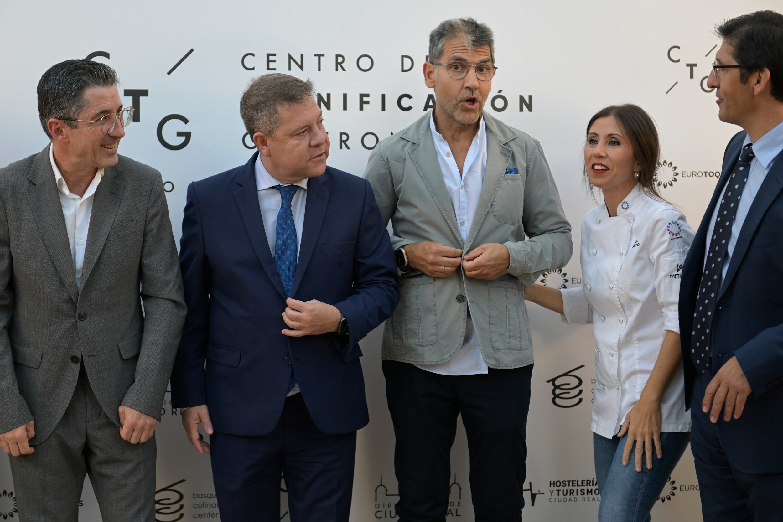 El presidente de Castilla-La Mancha, Emiliano García-Page, inaugura este jueves en Almagro el Centro de Tecnificación Gastronómica junto a los cocineros Paco Roncero (3-d) y Rocío Arroyo (2-d), el director general del Basque Culinary, Joxe Mari Aizega (i) y el presidente de la diputación de Ciudad Real, José Manuel Caballero (d). EFE/Jesús Monroy