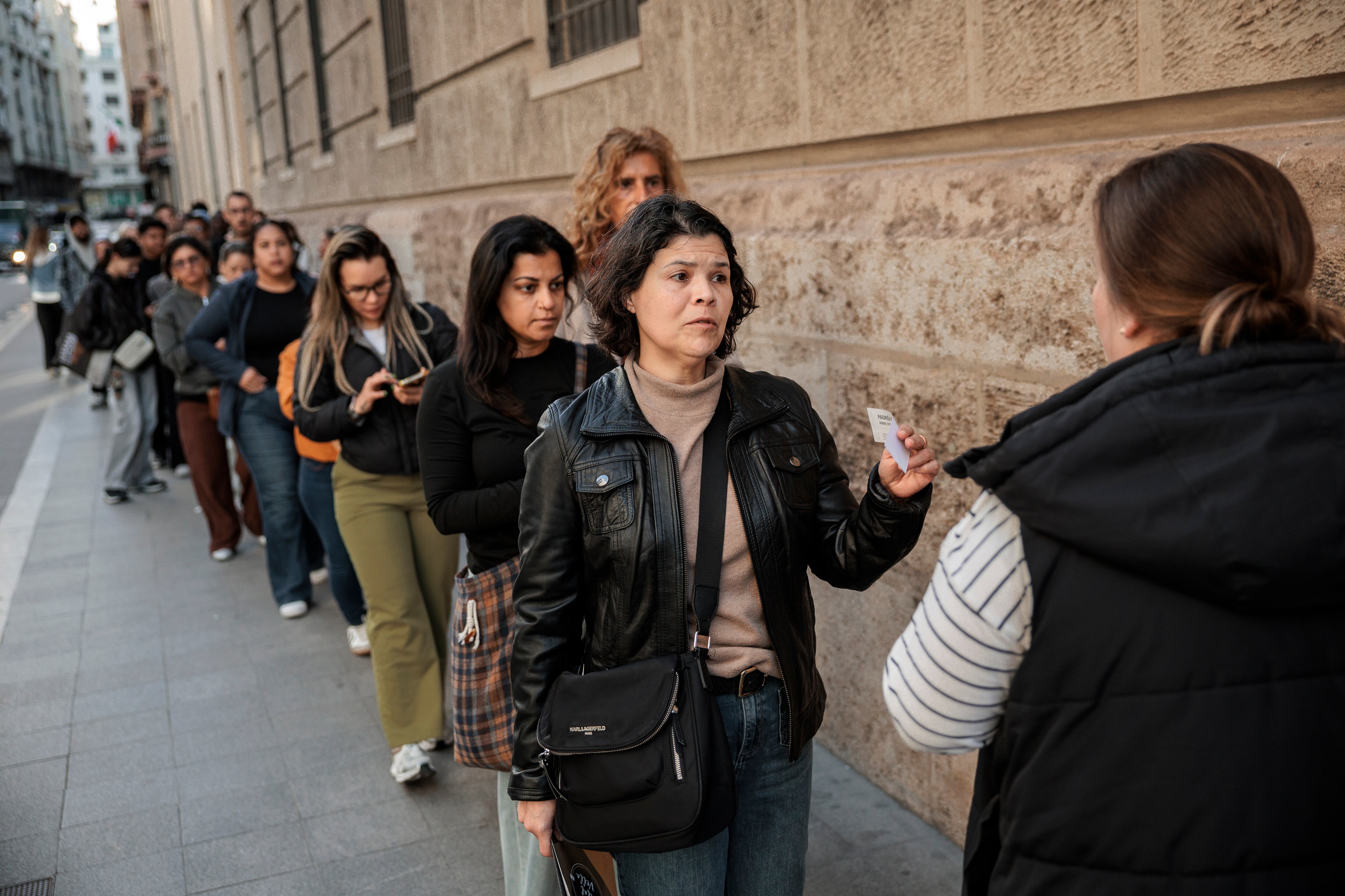 Ya se puede pedir cita presencial o solicitar la regularización 'online'. Para demostrar el tiempo que la persona lleva en España se podrá recurrir al padrón municipal pero también a otro tipo de medios como un informe médico, un contrato de luz o alquiler o un certificado de envío de dinero. EFE/Biel Aliño