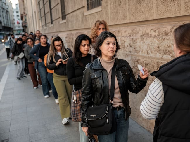 Ya se puede pedir cita presencial o solicitar la regularización 'online'. Para demostrar el tiempo que la persona lleva en España se podrá recurrir al padrón municipal pero también a otro tipo de medios como un informe médico, un contrato de luz o alquiler o un certificado de envío de dinero. EFE/Biel Aliño