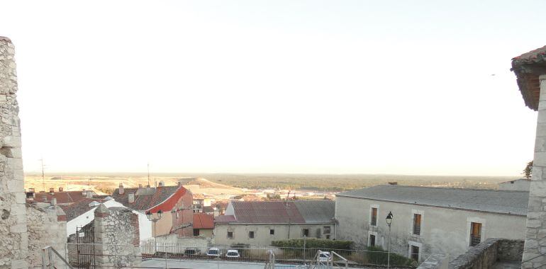 Vehículos estacionados en el aparcamiento cercano al Centro de Salud de Cuéllar en una vista desde la necrópolis de San Esteban.