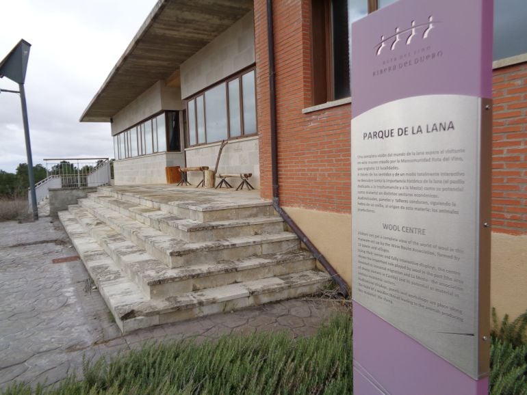 Entrada al edificio,que lleva cerrado varios años