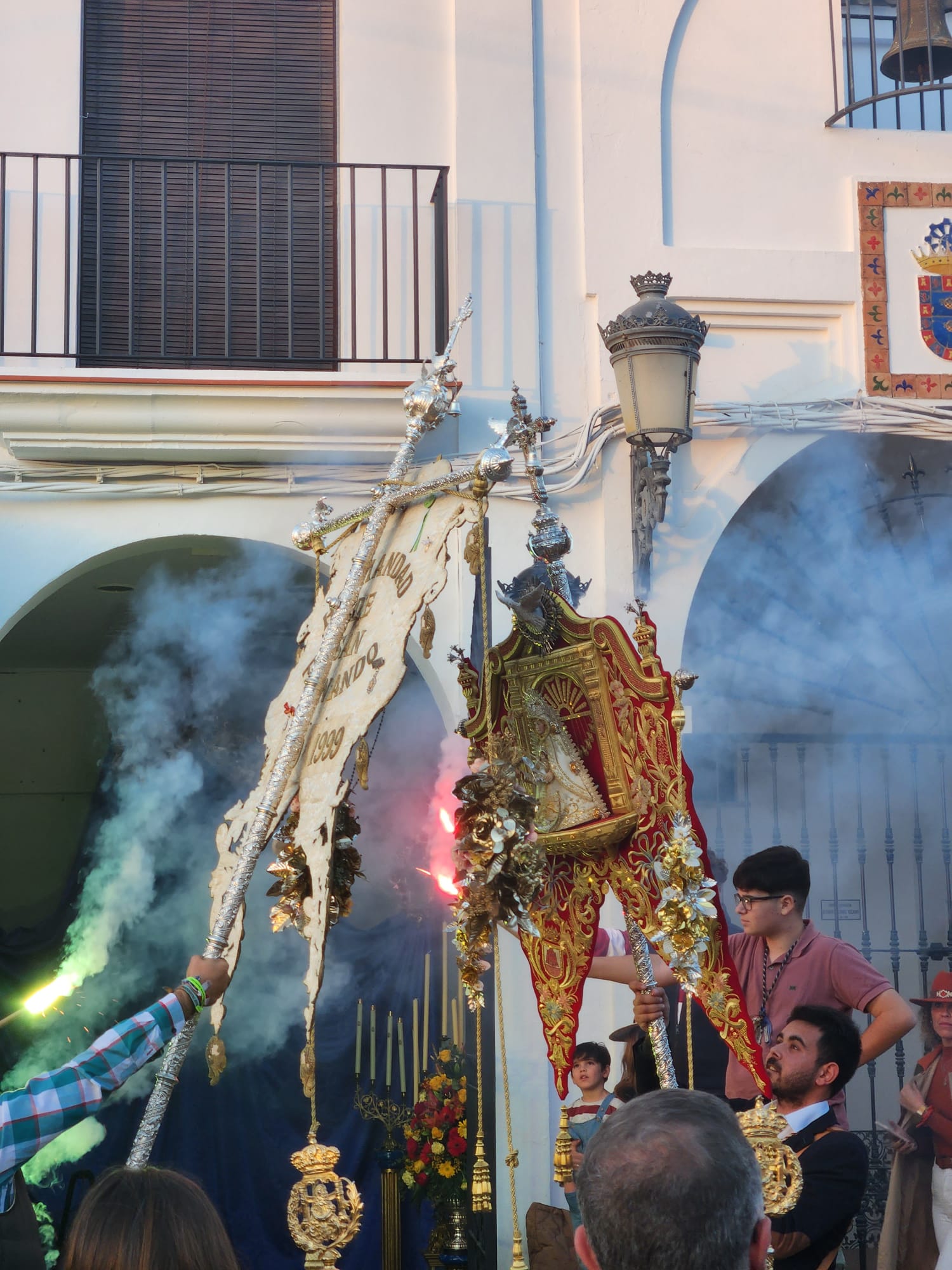 El simpecado de San Roque frente al de San Fernando (su hdad. madrina)