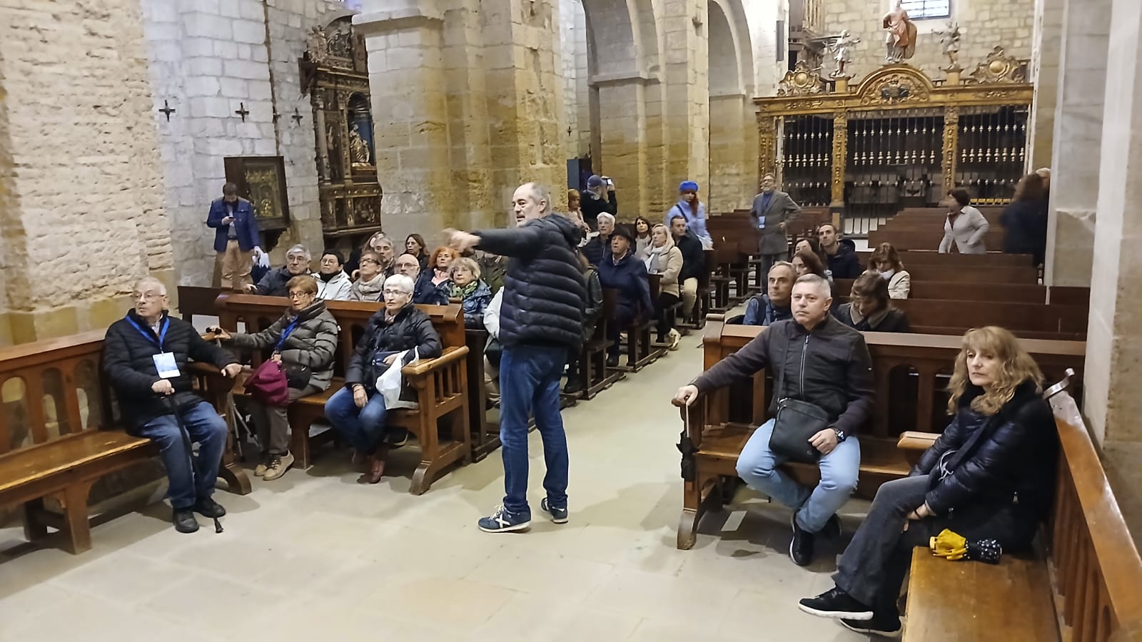 Los congresistas de Territorios Mágicos, escuchando las explicaciones en San Pedro el Viejo