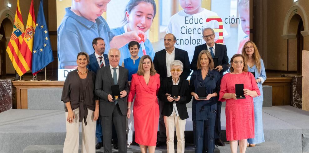 Foto de familia de los galardonados en el Día de la Educación Aragonesa. Foto: DGA/ Fabián Simón