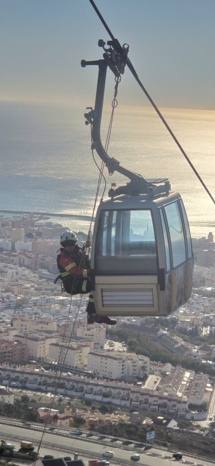 El telecabina con uno de los responsable de plan de seguridad
