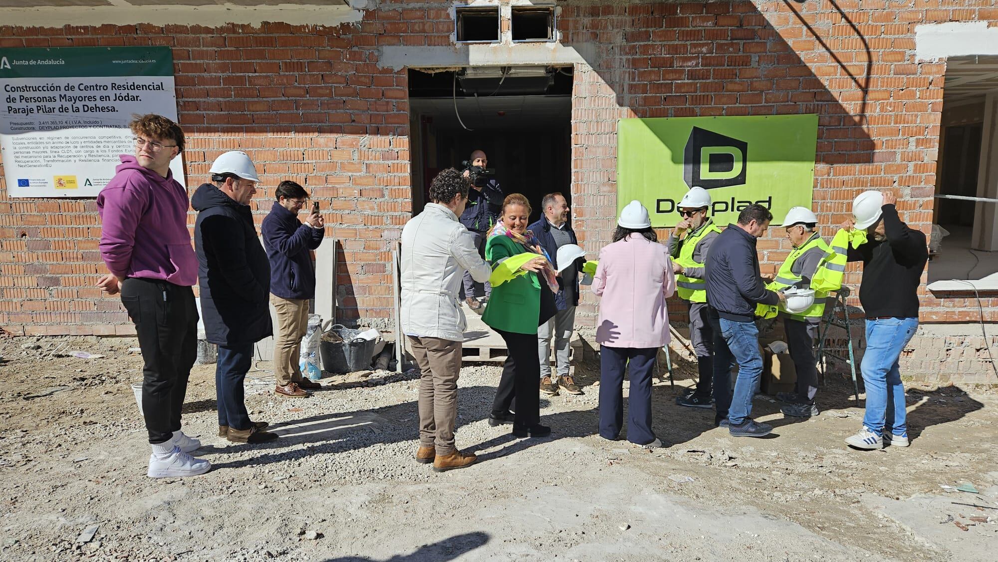 La delegada de Inclusión Social en el acceso a las instalaciones de la Residencia de Personas Mayores 'Pilar de la Dehesa' de Jódar