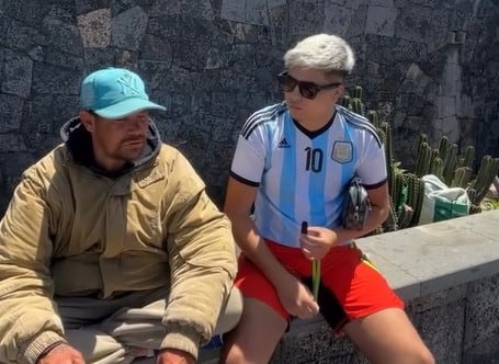 @Imadkacha_ con Stephan en el exterior del centro comercial Open Mall Lanzarote, en Arrecife.