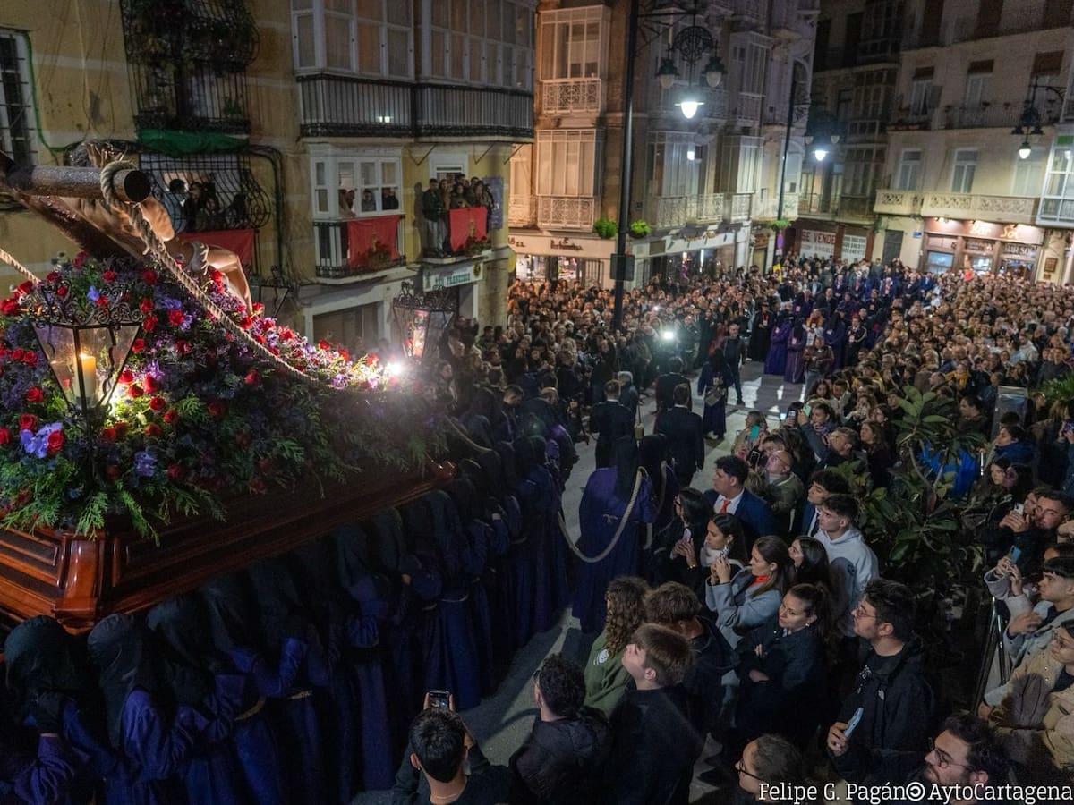 Los cartageneros acompañan al Cristo del Socorro abriendo el Viernes de Dolores para toda España