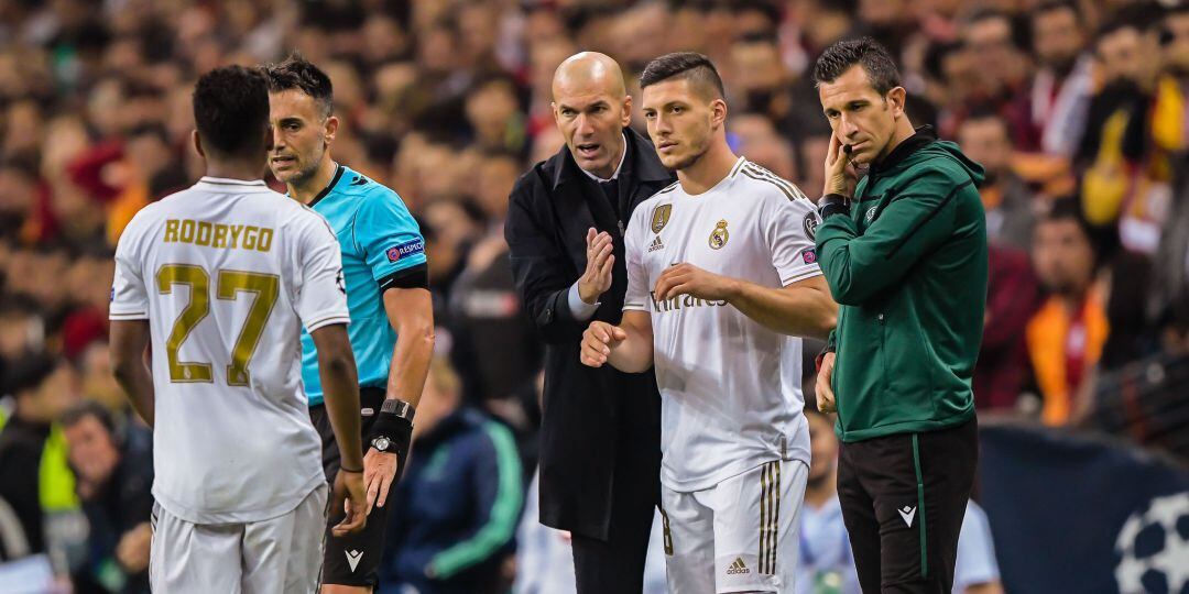 Zidane da instrucciones a Luka Jovic durante un encuentro de la Champions