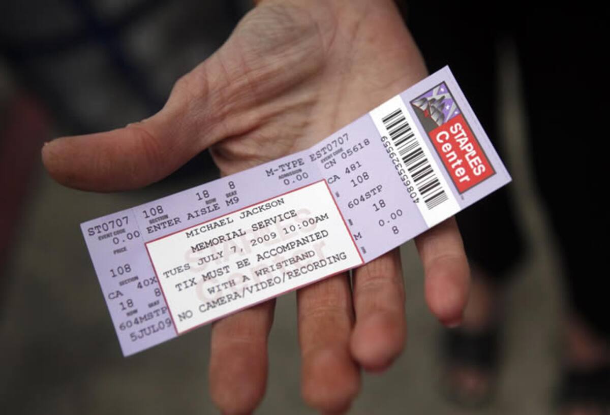 Uno de los fans muestra su entrada para ingresar al Staples Center donde se le ha dado el último adiós al cantante. Sólo 17.000, de casi dos millones de personas, fueron los afortunados en conseguir una entrada