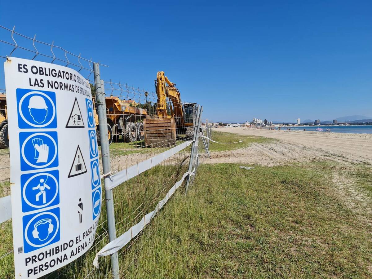 El Gobierno avala los trasvases de arena en la playa de El Rinconcillo