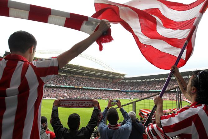 La afición se despide del estadio San Mamés de Bilbao en el partido entre el Athletic y el Levante