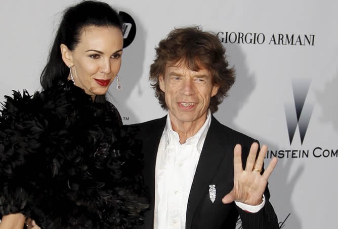 Mick Jagger y su novia, L&#039;Wren Scott, posan al llegar a una gala benéfica en 2010