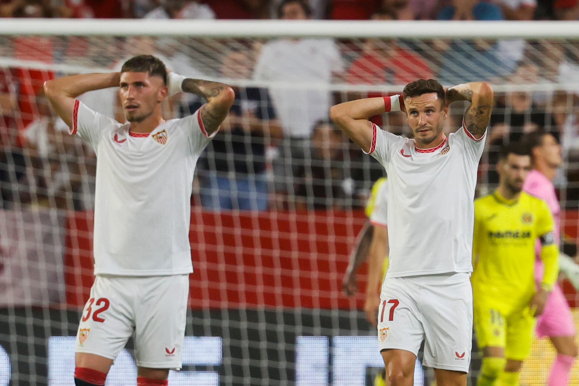 SEVILLA, 23/08/2024.- Los jugadores del Sevilla José Ángel Carmona (i) y Saúl Ñíguez, durante el partido de LaLiga que Sevilla FC y Villarreal CF disputan este viernes en el estadio Ramón Sánchez-Pizjuán. EFE/José Manuel Vidal
