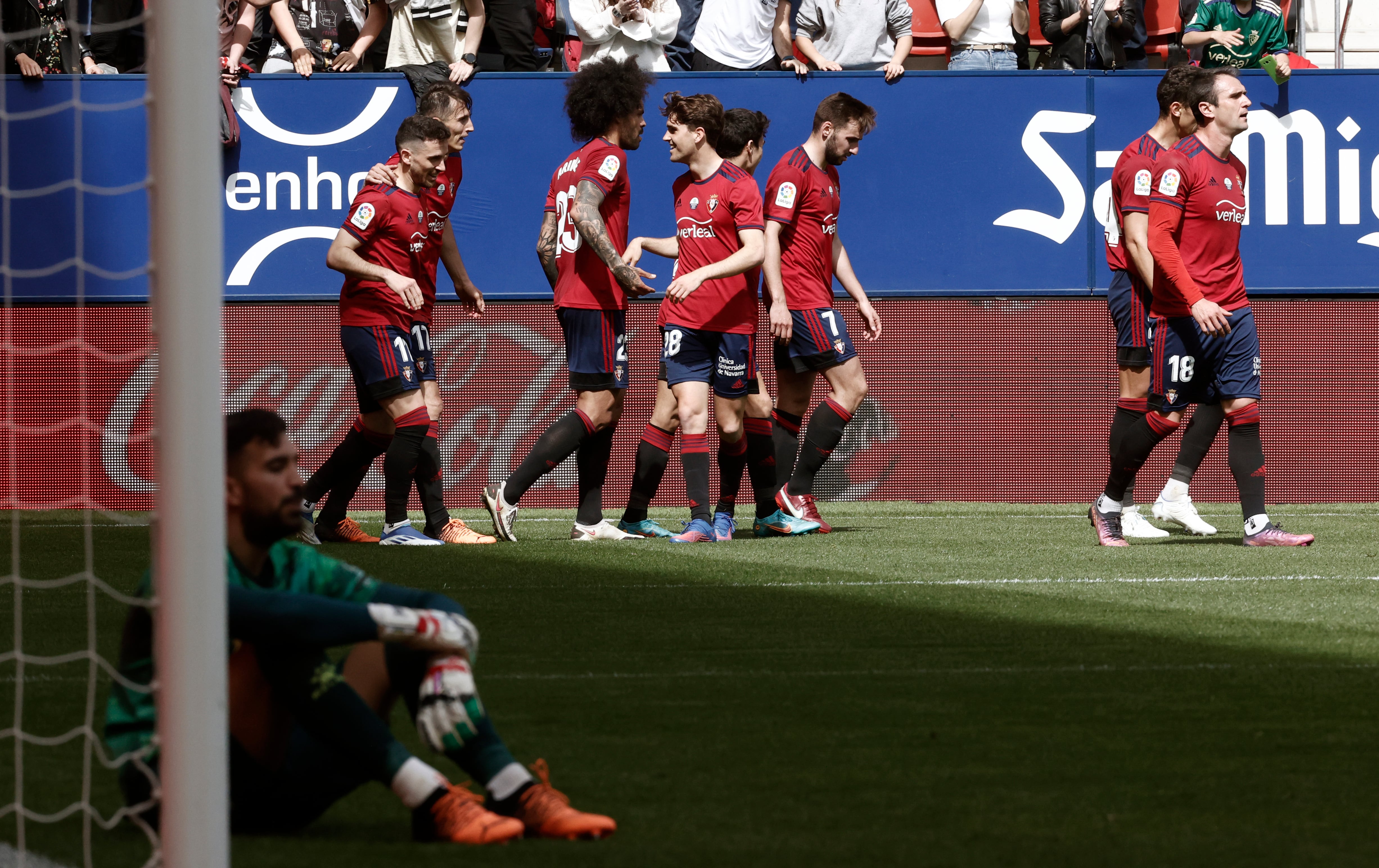 El delantero de Osasuna Ante Budimir celebra con sus compañeros su gol ante el Alavés en el estadio El Sadar en Pamplona