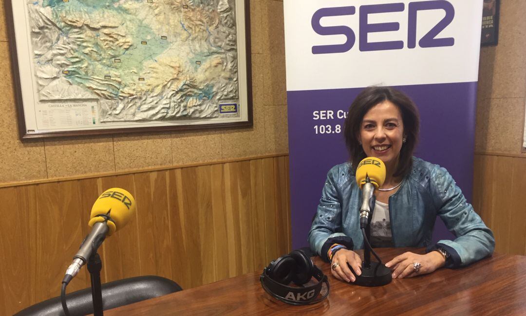 Luz Moya en el estudio de SER Cuenca.