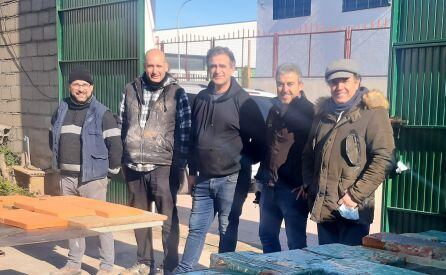 Artesanos que han trabajado en el monumento a las víctimas y esenciales del covid-19