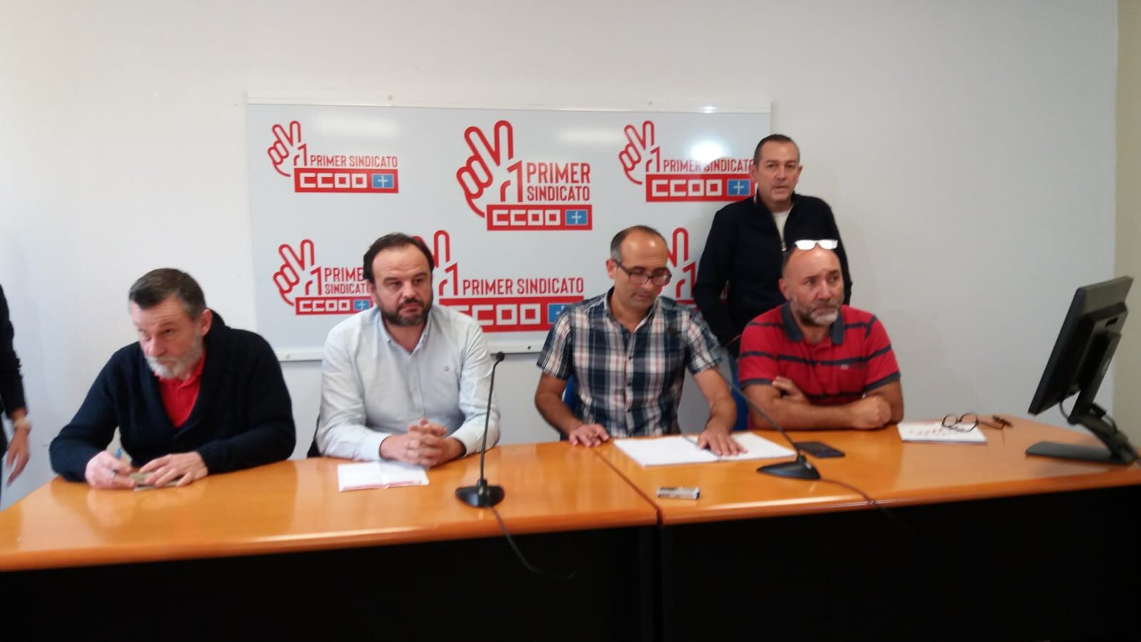 En el centro de la imagen los secretarios de FICA- UGT, Jenaro Martínez y de la Federación de Industria de Comisiones Obreras, Damián Manzano junto a representantes de los comités de Duro Felguera en la presentación de la campaña de movilizaciones contra el ERE.