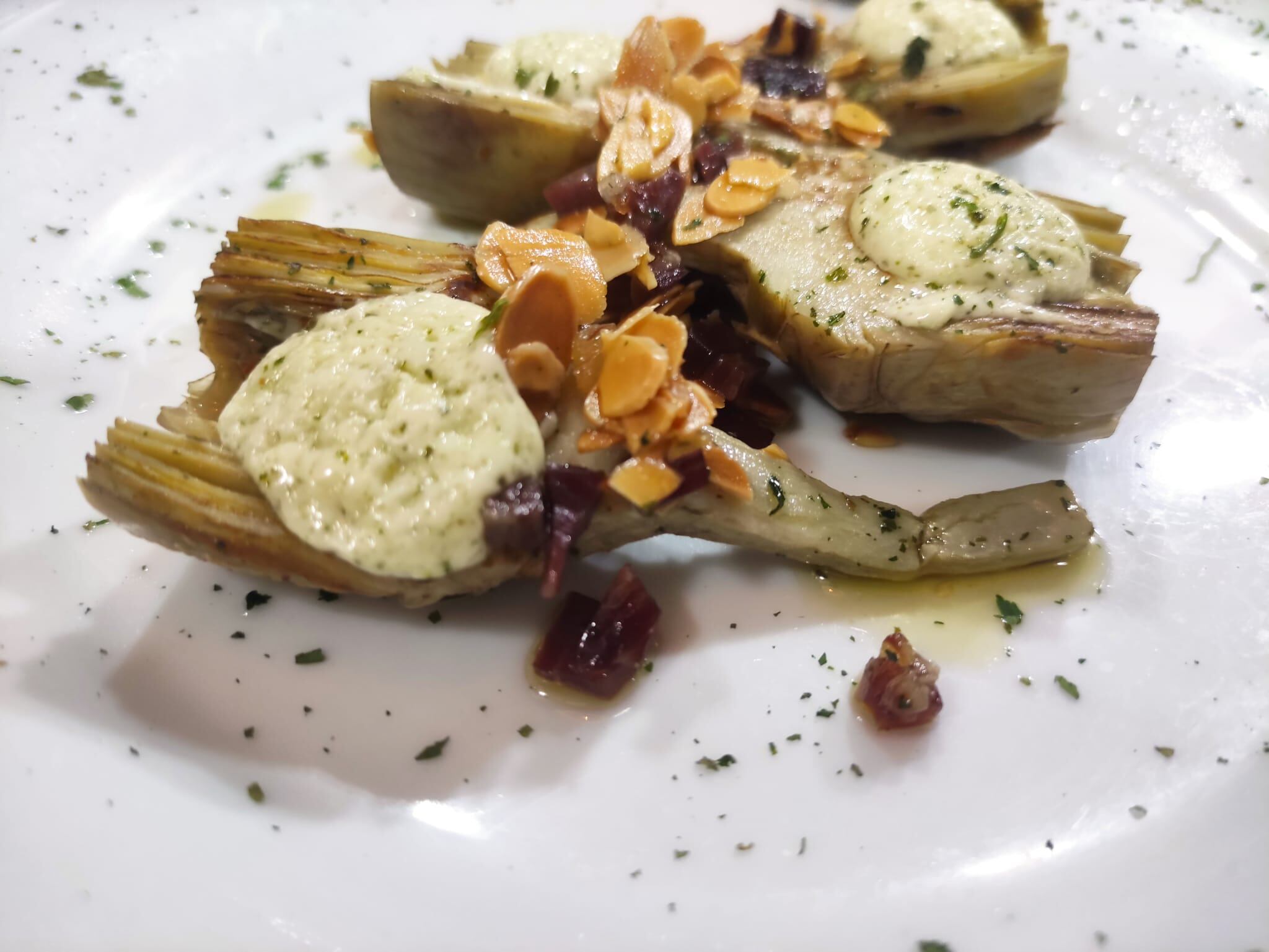 Alcauciles con almendras, ajo, jamón y mayonesa de hierbabuena