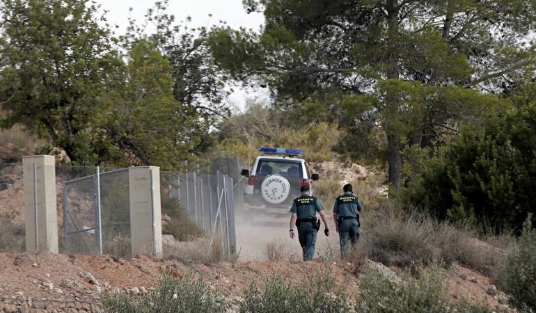 Agentes de la Guardia Civil recorren el camino de acceso al lugar donde agentes del Servicio de Protección de la Naturaleza (Seprona) han localizado, en el fondo de una profunda sima, el cadáver desnudo de una joven en las inmediaciones de la localidad va