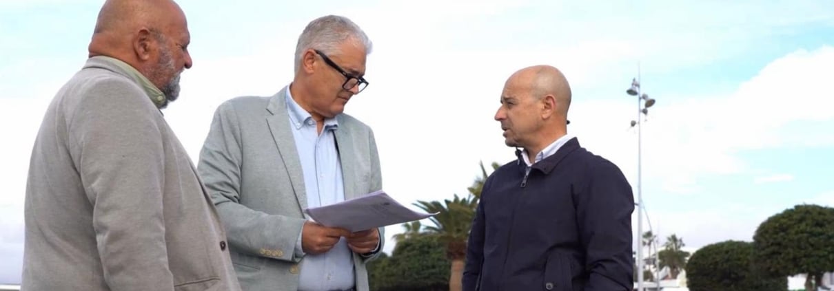 El alcalde de Tías, José Juan Cruz (en el centro), junto al concejal de Urbanismo, Ulipiano Calero (a la derecha de la imagen).