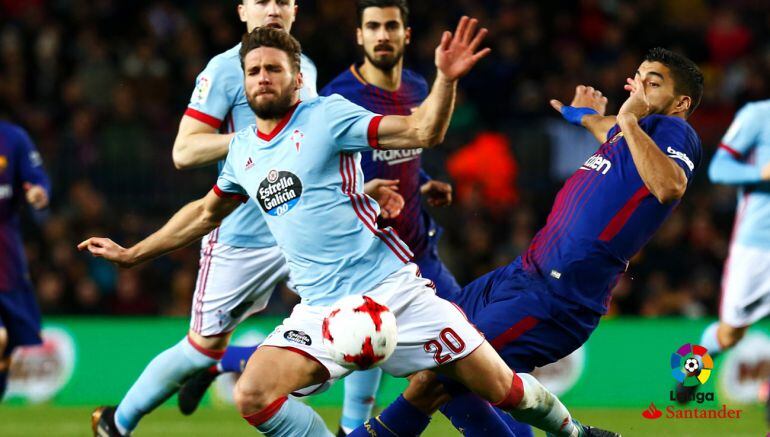 Sergi Gómez y Luis Suárez en el Camp Nou