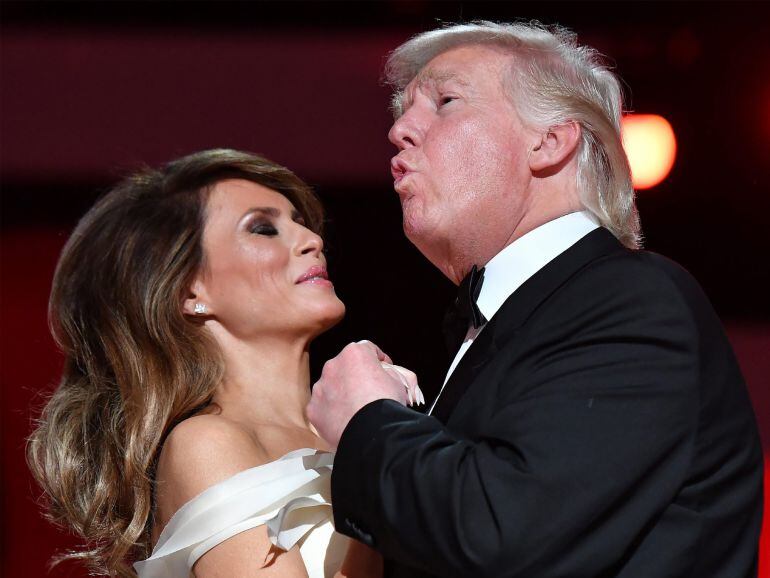 Melania y Donald Trump bailan durante la gala de investidura