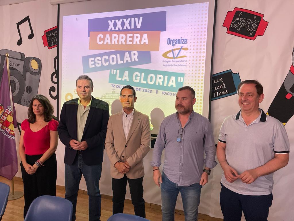 La autoridades educativas y deportivas y educativas en el momento de la presentación de la prueba