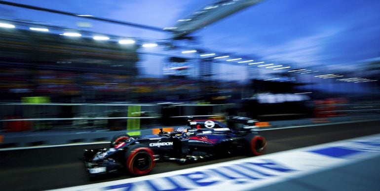 Fernando Alonso, en la primera jornada de entrenamientos libres en Singapur.