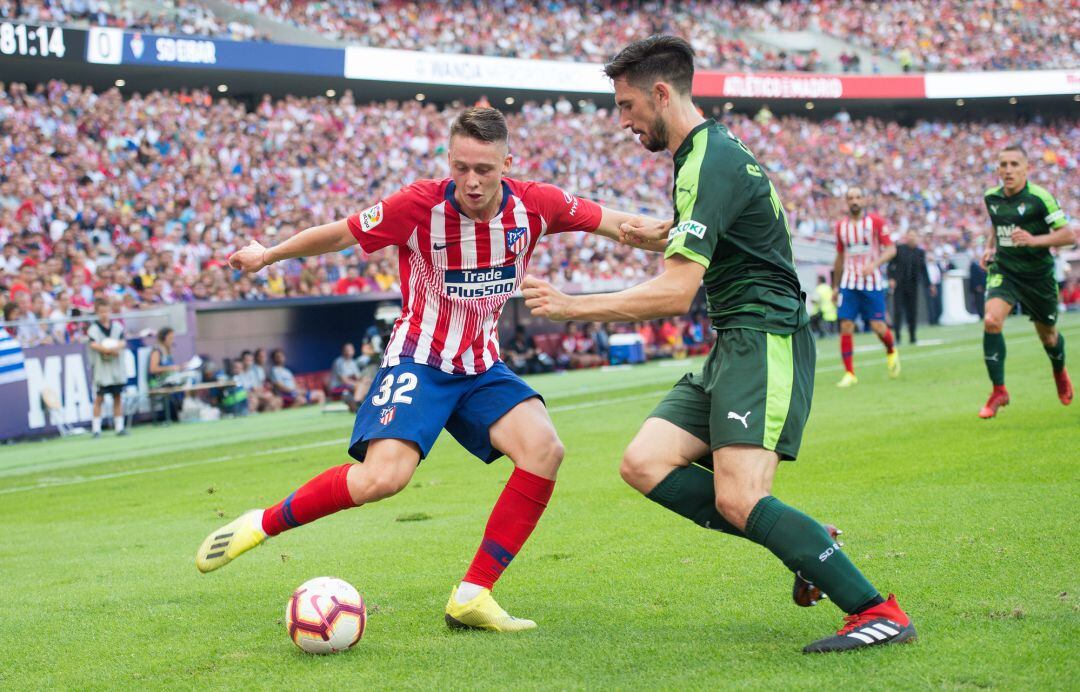 Oliveira trata de robar un balón a Garcés en el Metropolitano