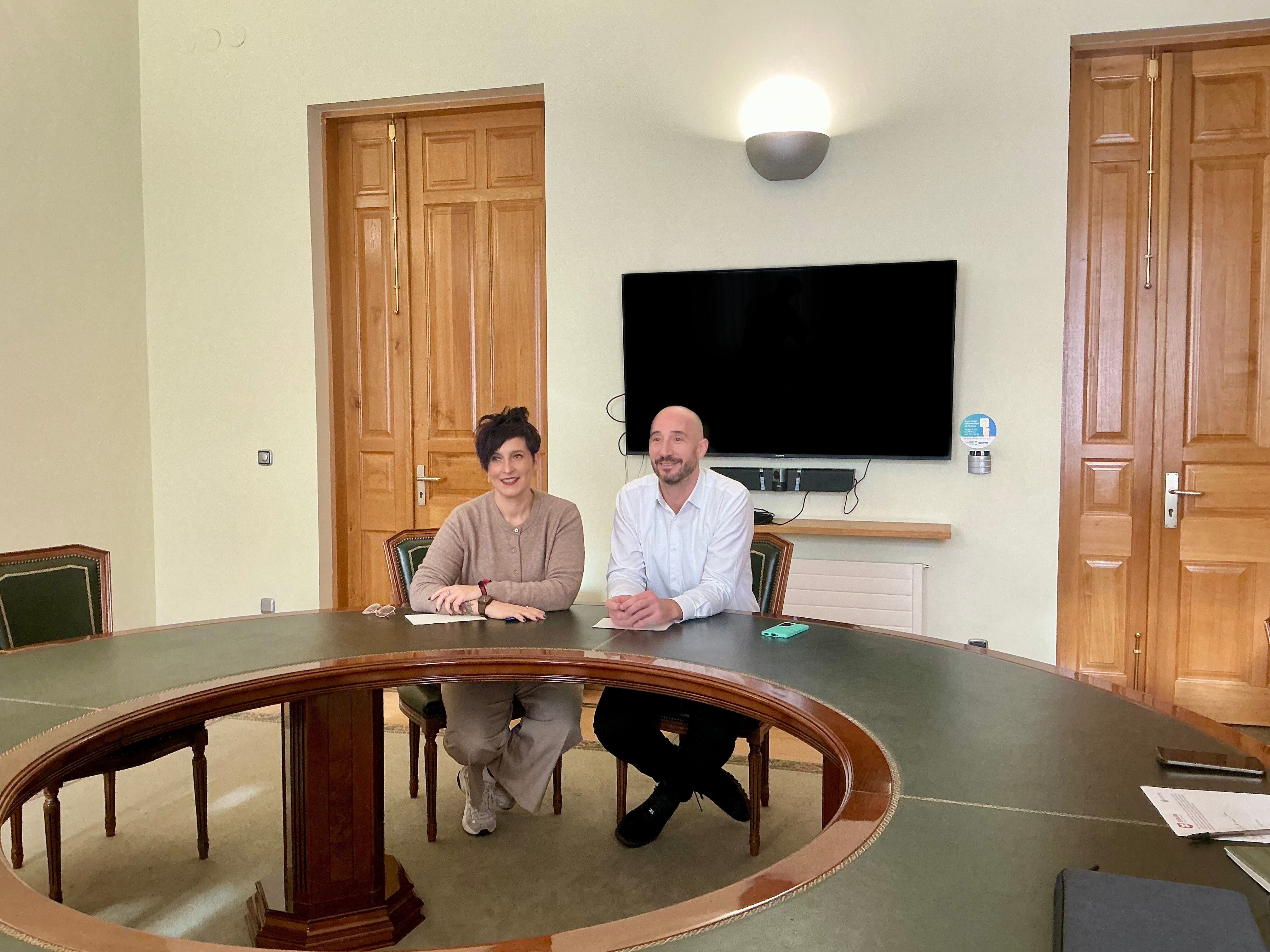 El alcalde de Eibar, Jon Iraola, y la concejala de Servicios Sociales, Sonia Archeli, hablan sobre los nuevos pisos tutelados en Estaziño