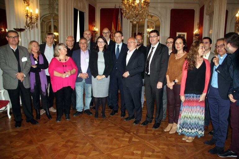 Imatge general de grup del comitè d&#039;experts per a la nova ràdio i televisió públiques amb el president de la Generalitat Valenciana, Ximo Puig, al centre de la imatge, la vicepresidenta Mónica Oltra, el president de les Corts, Enric Morera, entre altres.