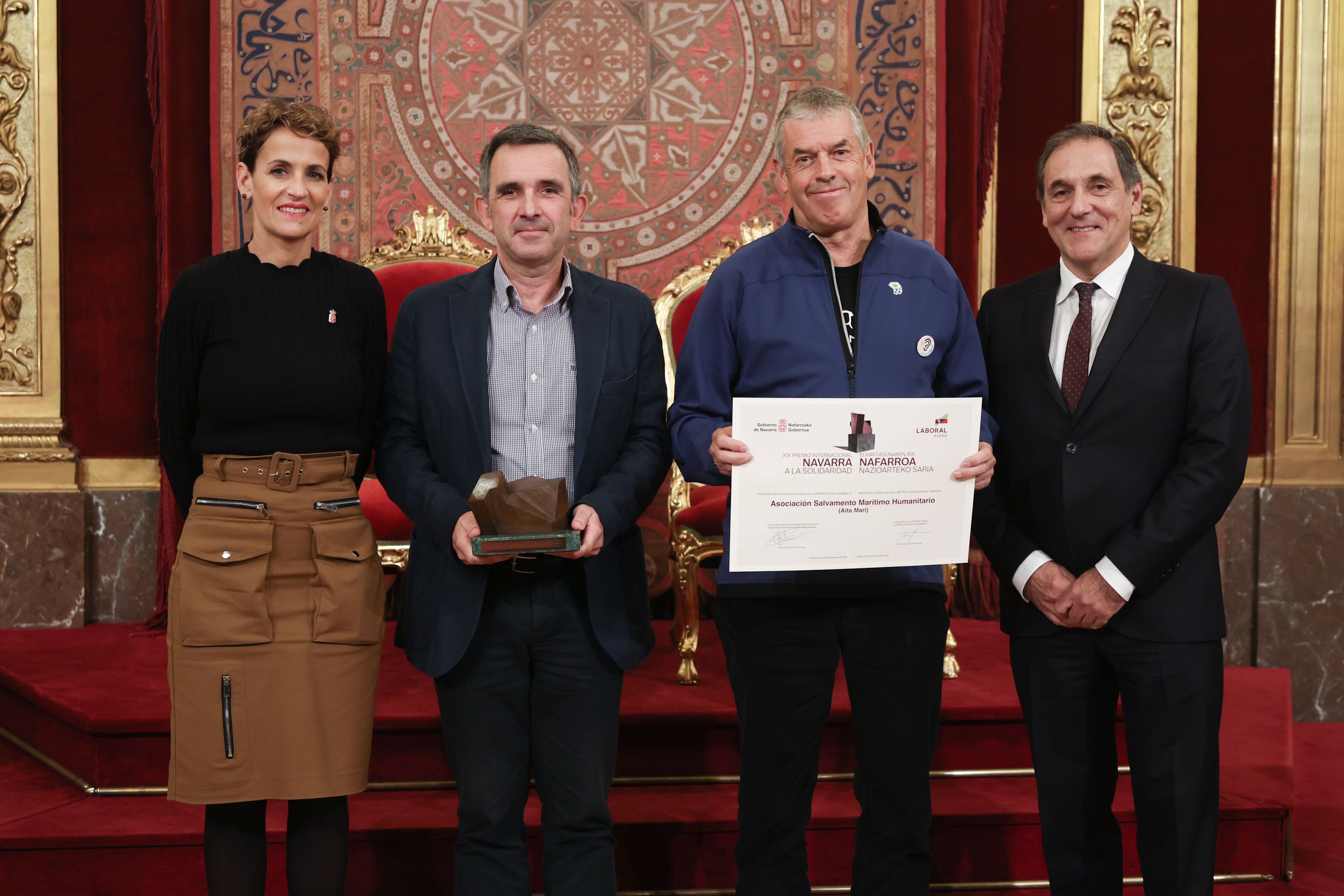 De izda. a dcha., la presidenta de Navarra, María Chivite, el presidente de la ONG Salvamento Marítimo Humanitario, Iñigo Mijangos; Iñaki Goñi, uno de sus voluntarios en Navarra  y Txomin Garcia, presidente de Laboral Kutxa, en la entrega del Premio Navarra a la Solidaridad.