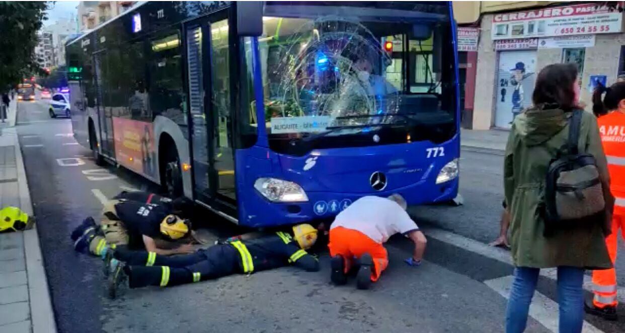 Imagen del accidente ocurrido esta mañana en la Avenida de Alcoy de Alicante