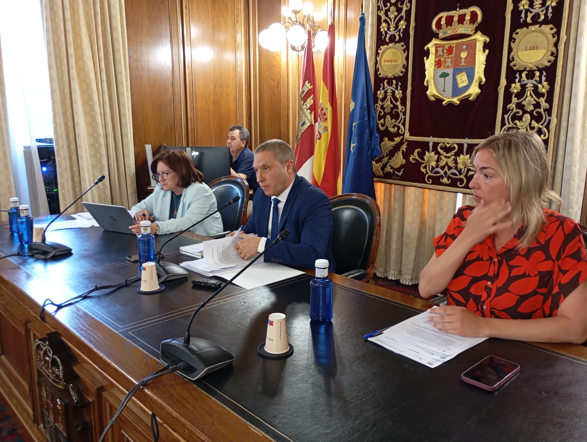 Álvaro Martínez Chana, en el centro de la imagen durante un Pleno en la Diputación Provincial