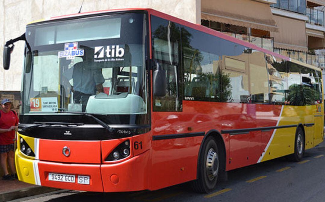 Imagen de un vehículo de transporte público en Ibiza