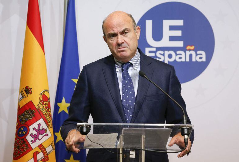 JW104 (LUXEMBURGO) 06/10/2015.- El ministro de Economía español, Luis de Guindos, comparece en rueda de prensa tras la reunión de ministros de Economía y Finanzas de la Unión Europea (Ecofin) celebrada hoy, 6 de octubre de 2015, en Luxemburgo. EFE/Julien 