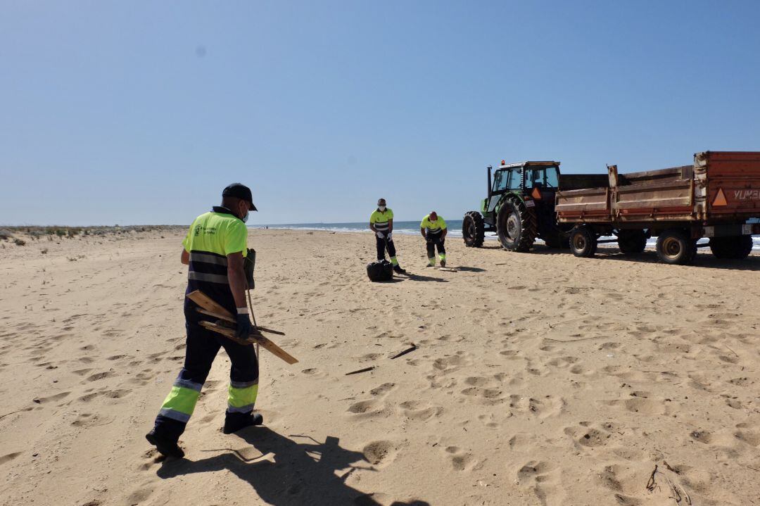 Operarios del Ayuntamiento inician las labores de limpieza en la Playa del Espigón.