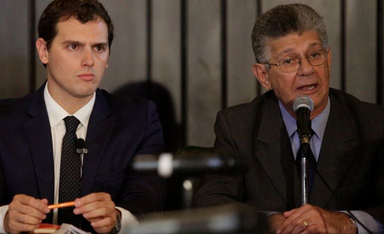 Henry Ramos Allup, presidente de la Asamblea Nacional de Venezuela junto al líder de Ciudadanos, Albert Rivera