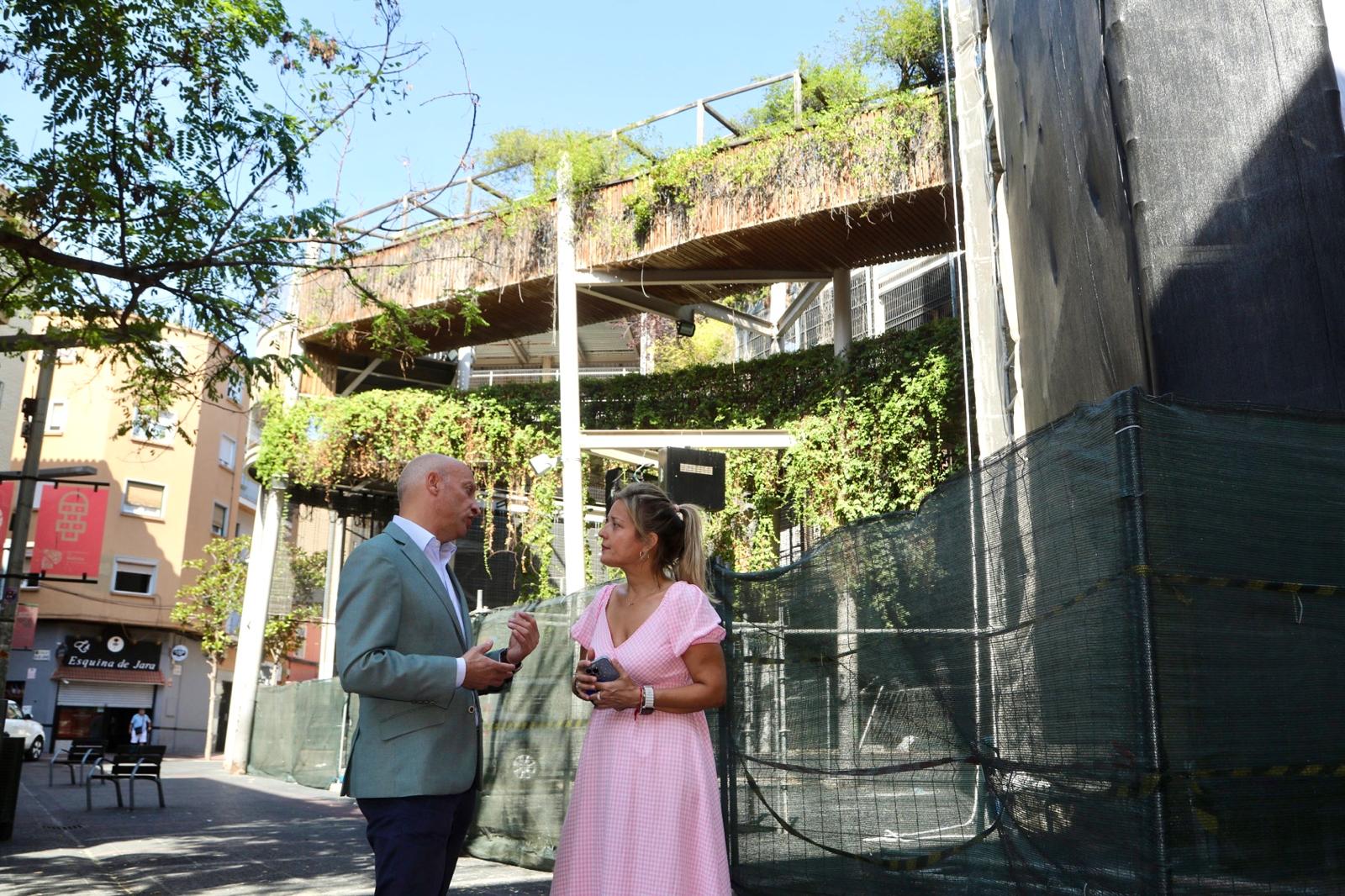 Carlos Gimeno visita el Jardín Vertical del barrio Delicias