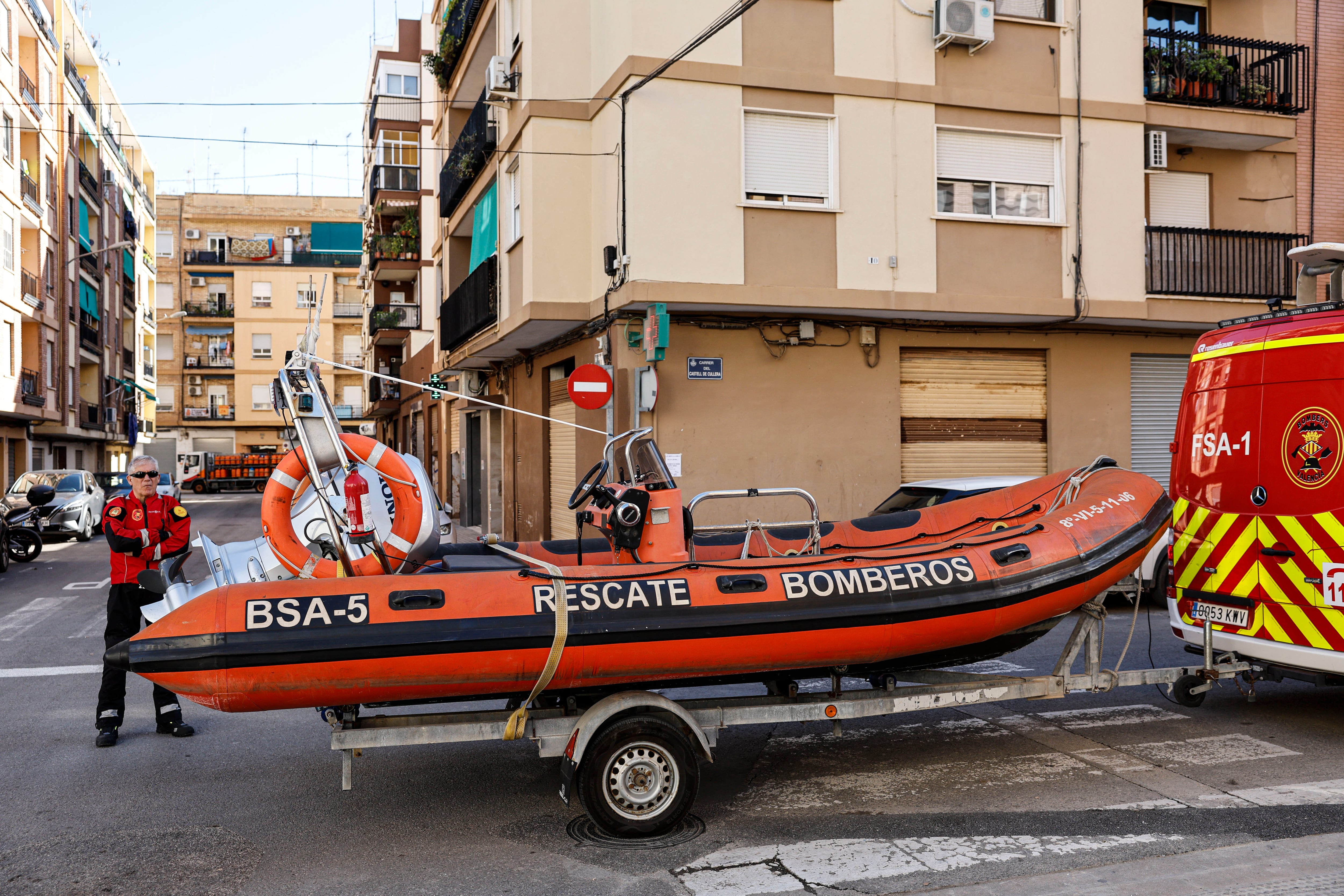 El Ayuntamiento de València celebra un simulacro de inundación de la Pedanía de La Torre. En la imagen un grupo de bomberos en las calles de La Torre durante el simulacro