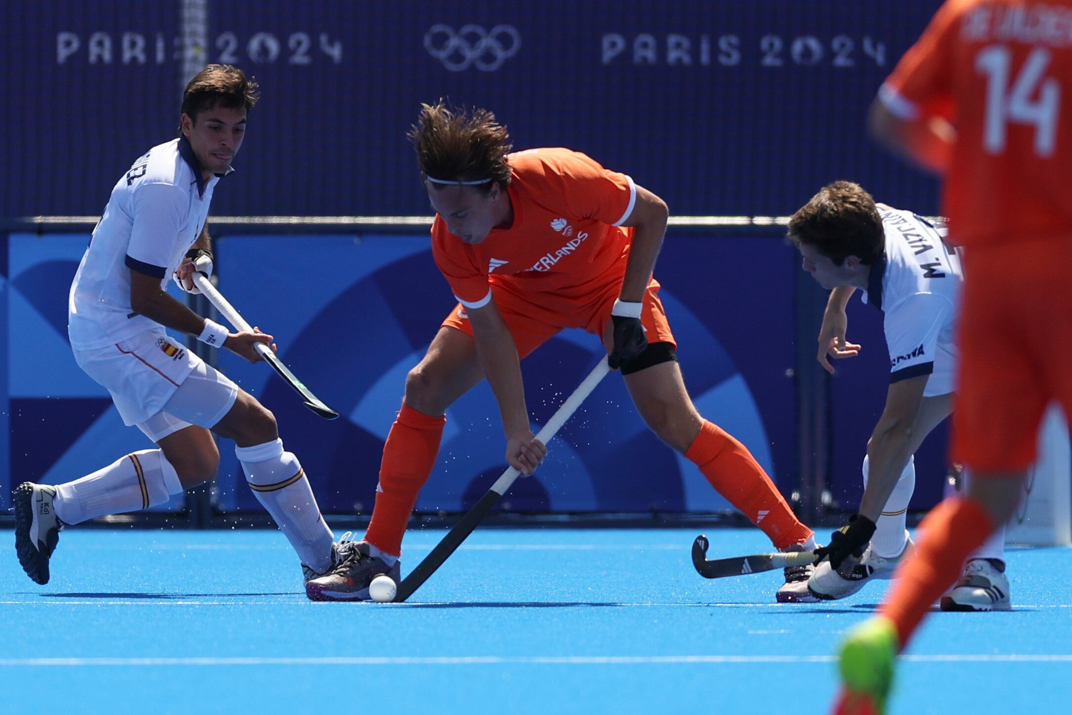 Nacho Rodríguez pelea una jugada frente a uno de los jugadores de la selección neerlandesa