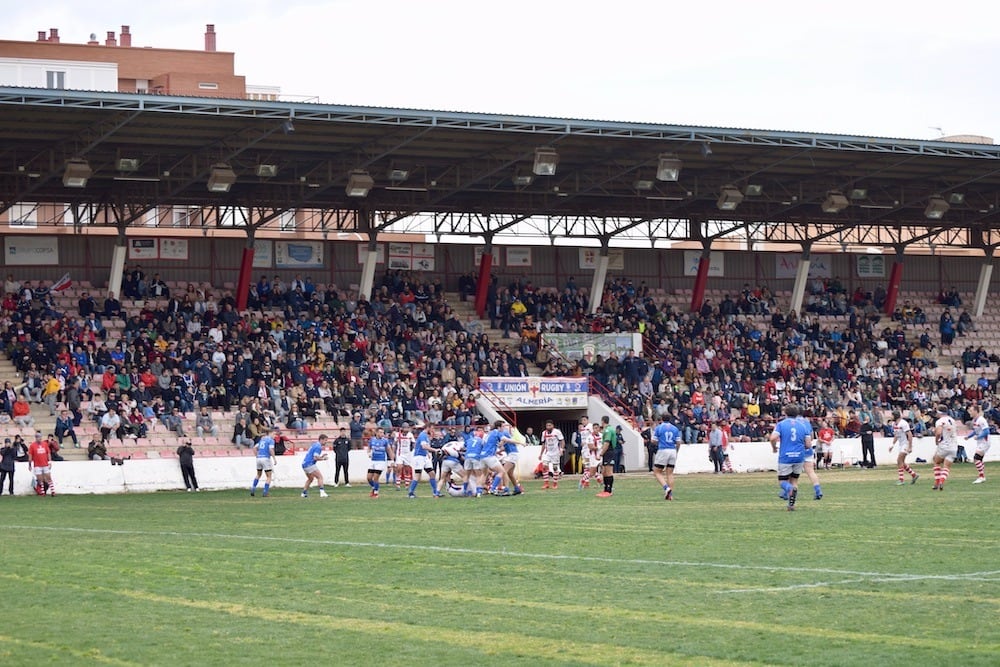 URA monta una fiesta del rugby para dos despedidas.