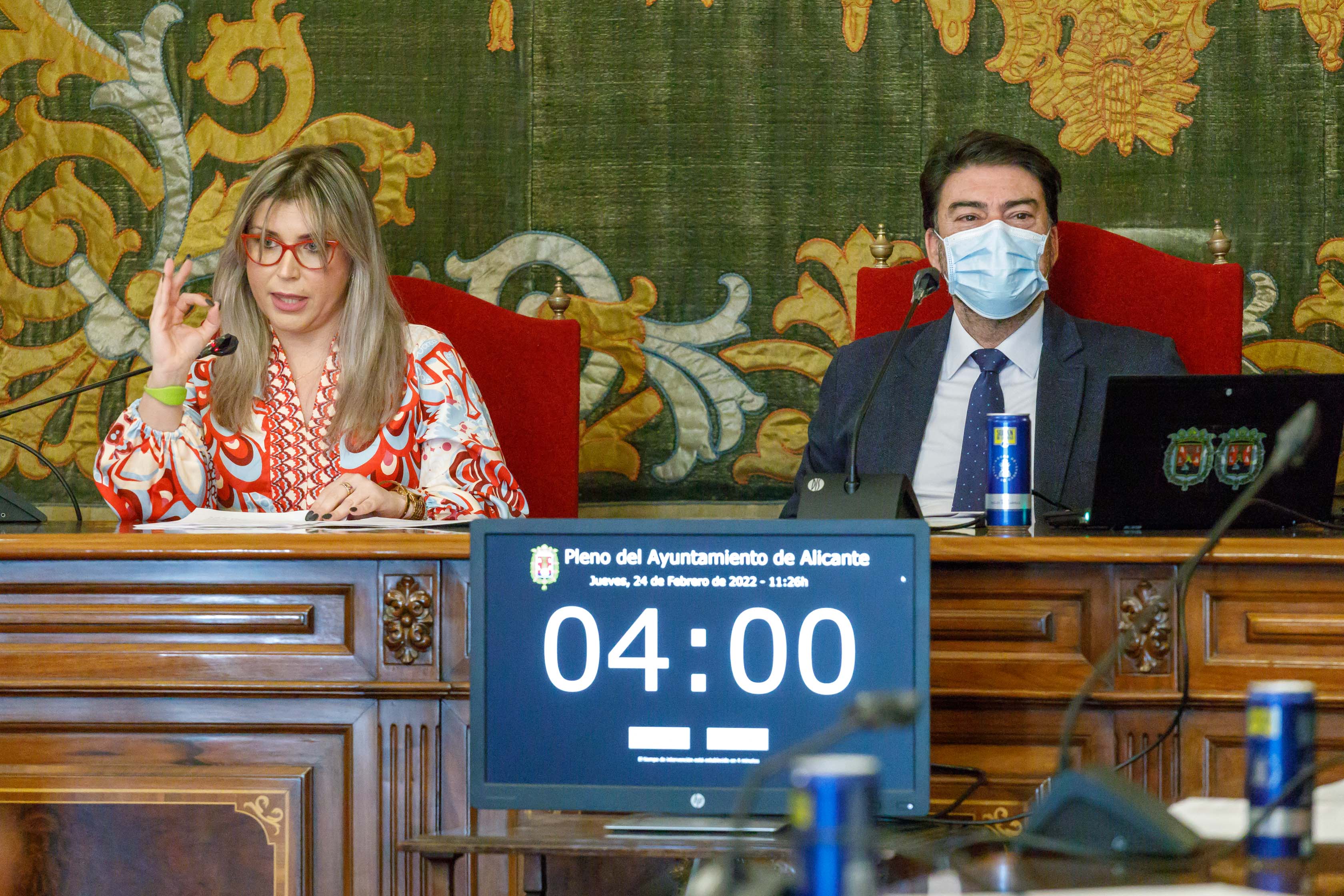El alcalde, Luis Barcala, y la vicealcaldesa, Mari Carmen Sánchez, durante una sesión plenaria