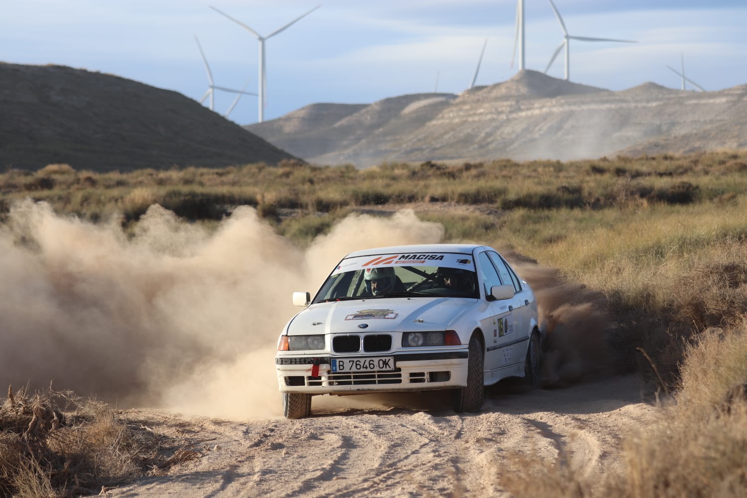 Los pilotos oscenses Pablo Fortuño y Themis López durante la competición