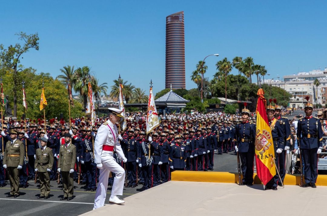 GRAFAND7957. SEVILLA, 01.06.2019.-Los reyes presiden en Sevilla el desfile del Día de las Fuerzas Armadas que, por segunda vez se celebra en la capital andaluza, y en el que participarán más de 2.600 efectivos, 177 vehículos, 49 aviones, 36 helicópteros y 34 motos y servirá para acercar a los militares a la sociedad. El Día de las Fuerzas Armadas se celebra este año bajo el lema "30 años defendiendo la paz en el mundo" para celebrar la labor que los militares y guardias civiles realizan por el mundo, participando en misiones de la OTAN, la ONU y la UE.En la foto, el Rey durante el homenaje a los españoles fallecidos en misiones en el exterior, cuyas familias han sido invitadas por primera vez a participar en la fiesta militar.EFE.Julio Muñoz