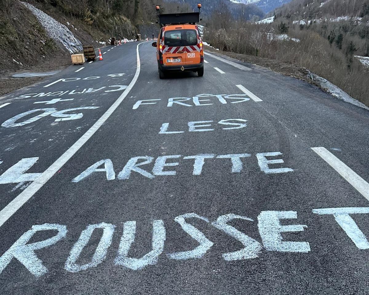 Pintadas en el lado francés contrarias al Corredor Cantábrico Mediterráneo